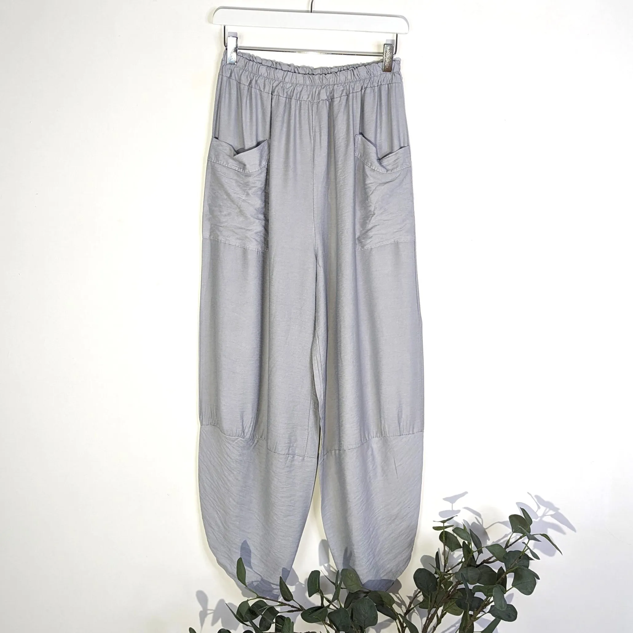 Light weight denim style relaxed trousers with front patch pockets (M-L)